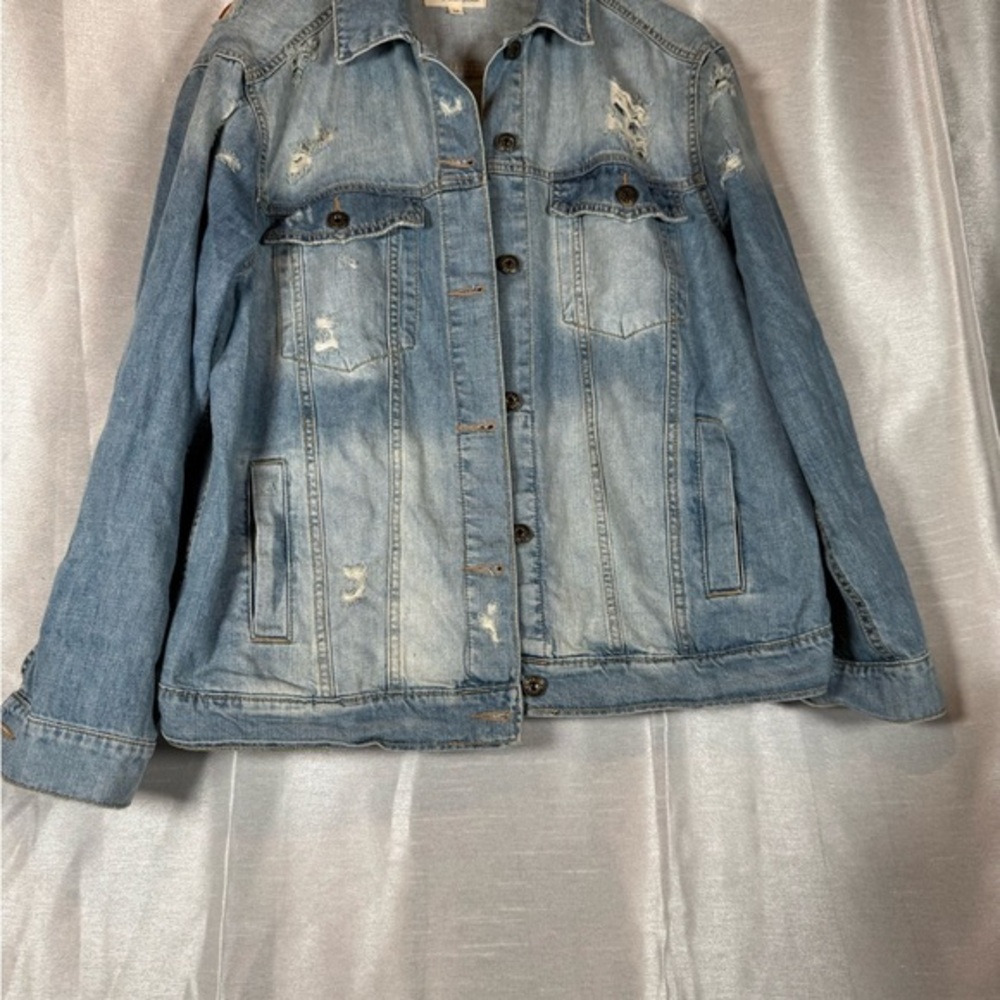 Sneak Peek Distressed Denim Jacket Blue‎ Medium Button Front Ripped Trucker